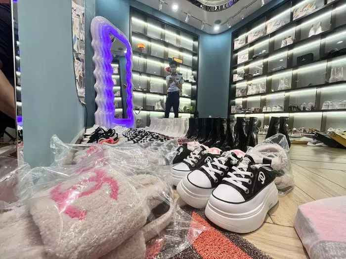 Đến hơn 16h cùng ngày, Đội quản lý thị trường số 2 vẫn tiếp tục kiểm đếm, phân loại.