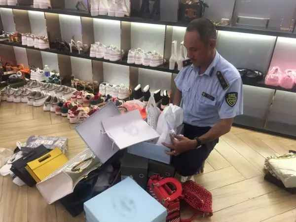 Trao đổi nhanh, hai đại diện nhãn hiệu này cho biết, bước đầu qua mắt thường thì các sản phẩm nói trên có dấu hiệu làm giả nhãn hiệu.