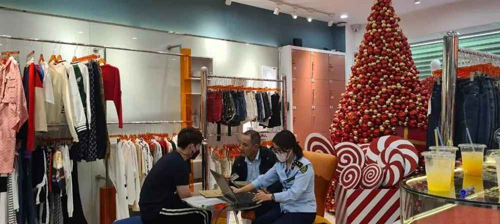 Đội Quản lý thị trường số 2 còn mời hai đại diện thương hiệu Chanel và Gucci đến thẩm định hàng có phải đúng thương hiệu hay không.