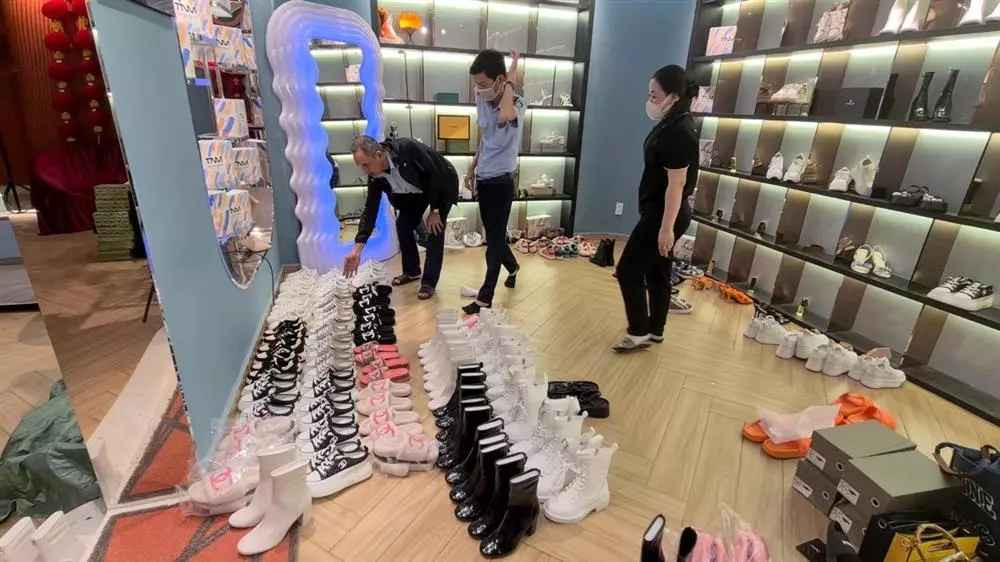 Kèm theo đó hot girl bán hàng online bài đăng: "Cứ để mọi chuyện thuận theo tự nhiên. Có những thứ ở trên đời nếu thuộc về bạn, thì cuối cùng sẽ là của bạn. Ngược lại, thứ không phải của bạn thì dù có cố tranh giành nó cũng sẽ tự rời xa. Mong trong thế giới của bạn, mỗi ngày đều là ngày trời đẹp. Mong bạn trưởng thành không phải do ép buộc. Học cách cười thôi mà không nói, thừa nhận nhưng không tin, học cách hiểu lòng người vô tận...