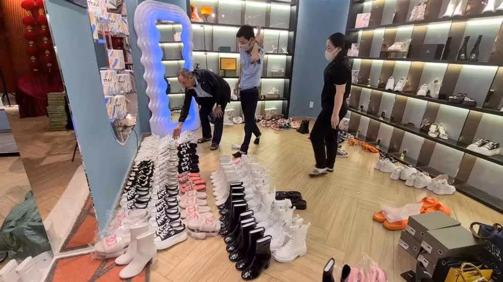 Kèm theo đó hot girl bán hàng online bài đăng: "Cứ để mọi chuyện thuận theo tự nhiên. Có những thứ ở trên đời nếu thuộc về bạn, thì cuối cùng sẽ là của bạn. Ngược lại, thứ không phải của bạn thì dù có cố tranh giành nó cũng sẽ tự rời xa. Mong trong thế giới của bạn, mỗi ngày đều là ngày trời đẹp. Mong bạn trưởng thành không phải do ép buộc. Học cách cười thôi mà không nói, thừa nhận nhưng không tin, học cách hiểu lòng người vô tận...