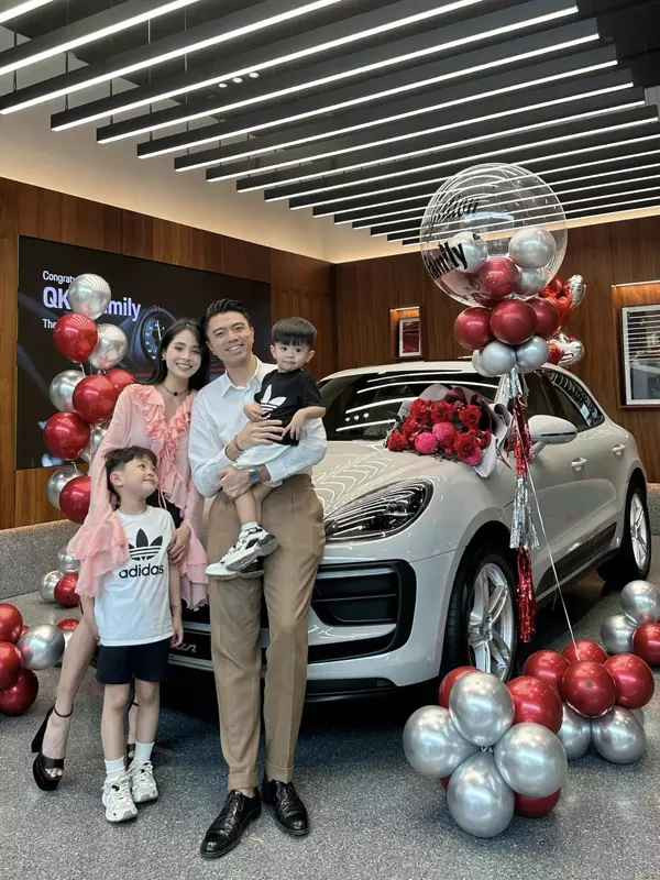 Đầu tiên, 2 vợ chồng ghé qua tiệm may đo đồ vest ''ruột'' của Văn Quỳnh. Kiều Anh cho biết, các bộ đồ vest mà chồng sử dụng hầu hết đều là hàng hiệu hoặc là được may đo từ những loại vải chất lượng nhập từ Anh, Pháp hoặc Ý. Sau một hồi chọn và thử đồ, cặp vợ chồng nổi tiếng đã ''chốt'' ngay chiếc bill thanh toán với 26,7 triệu đồng.