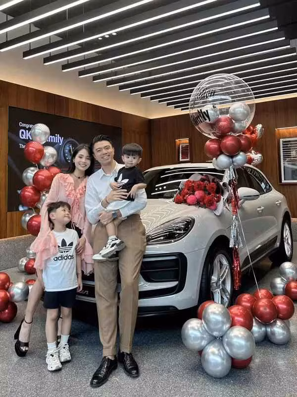 Đầu tiên, 2 vợ chồng ghé qua tiệm may đo đồ vest ''ruột'' của Văn Quỳnh. Kiều Anh cho biết, các bộ đồ vest mà chồng sử dụng hầu hết đều là hàng hiệu hoặc là được may đo từ những loại vải chất lượng nhập từ Anh, Pháp hoặc Ý. Sau một hồi chọn và thử đồ, cặp vợ chồng nổi tiếng đã ''chốt'' ngay chiếc bill thanh toán với 26,7 triệu đồng.