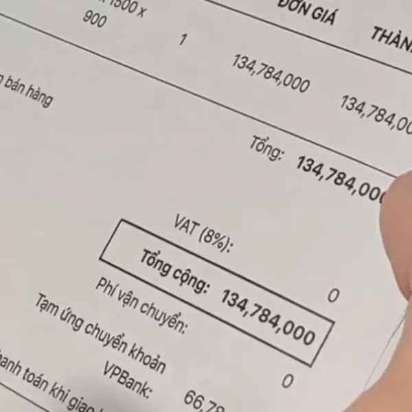 Cụ thể, mới đây, ca nương Kiều Anh đã đăng tải một clip ghi lại toàn bộ khoản chi của gia đình. Cô nàng xinh đẹp đã chi 400 triệu đồng/ngày để sắm sửa, tân trang đồ đạc, quần áo cho bản thân và nhà cửa.