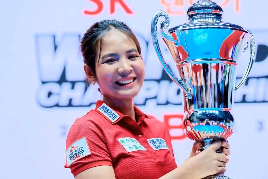 Với sắc vóc xinh xắn cùng những thành tựu có được trong sự nghiệp, Sruong Pheavy được báo chí Campuchia mệnh danh là "nữ hoàng billiards".