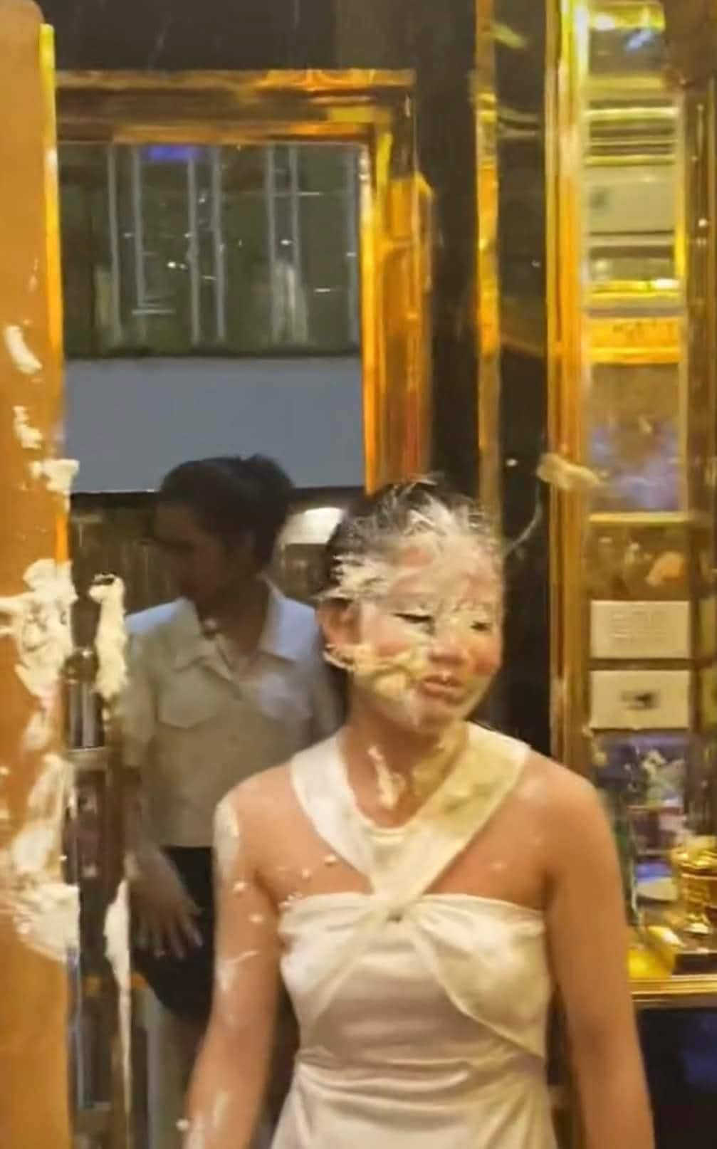 Diện đồ lung linh vào phòng hát để chuẩn bị cho 1 buổi sinh nhật tưng bừng, cô gái nhận ngay cái kết sớm đến từ đứa bạn thân.