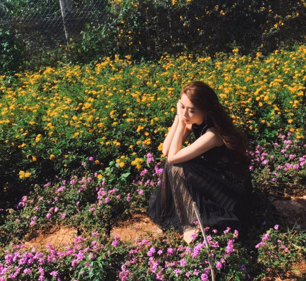 Theo đó, góc quay, chụp ảnh chỉ gói gọn trong bàn làm việc khá nhỏ của một nhân viên văn phòng, tuy nhiên, nó lại có sức hút lớn bởi cô gái thường xuyên thay đổi thời trang.