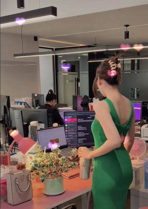 Phong cách của cô nàng khá đa dạng khi thì quyến rũ lúc lại nữ tính kín đáo. Đặc biệt, nhờ body thon gọn, chuẩn người mẫu mà dường như những bức hình thêm phần cuốn hút.