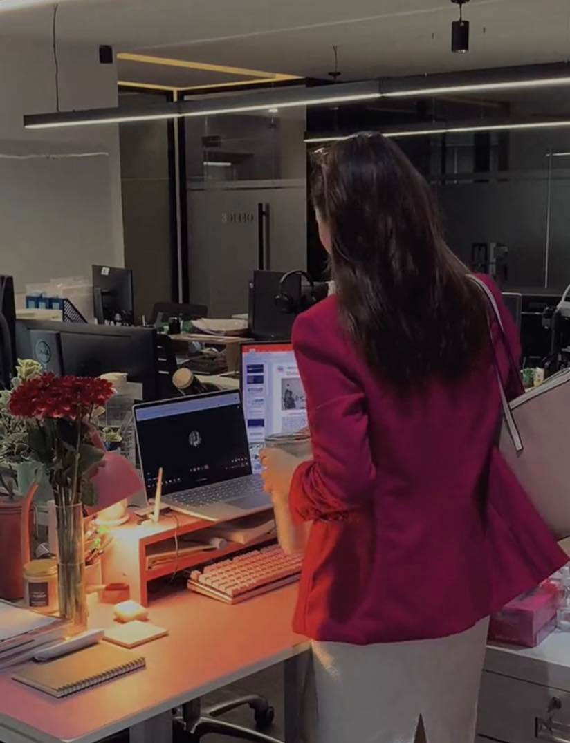 Những video của cô chủ yếu quay dáng người từ phía sau trong bàn làm việc nhỏ nhắn ở công ty. Dù chỉ là bóng lưng, rất ít lần lộ mặt nhưng T.Q.M vẫn gây sức hút.