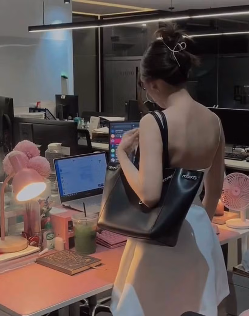 Bên cạnh đó, dân mạng cũng đặt ra câu hỏi liệu cô gái này làm nghề gì mà có thể ăn mặc thoải mái, thậm chí là váy 2 dây lên công ty.