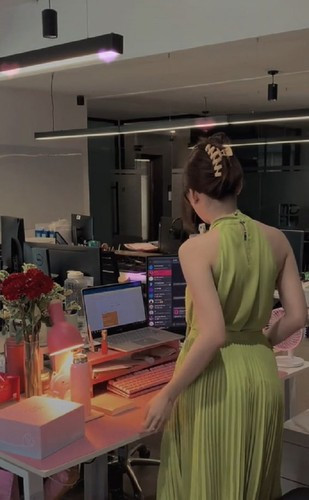 Trong một số bình luận, cô gái tiết lộ bản thân làm trong lĩnh vực bất động sản nên được thoải mái ăn mặc nơi công sở như vậy.