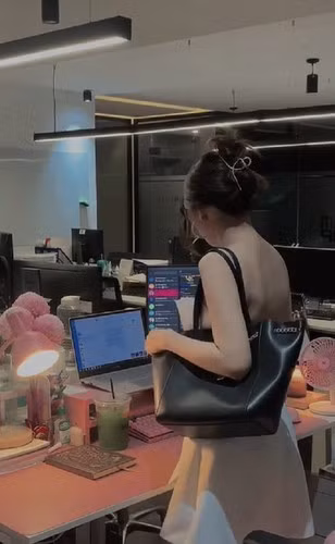 Ngoài ra, mới đây nhất, một số bức hình lộ mặt của nữ nhân viên văn phòng đã được dân mạng “đào ra”. Tuy nhiên, nó chỉ là góc nghiêng khá mờ, không quá rõ.