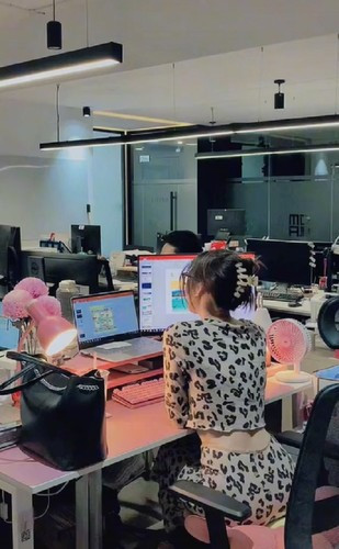 Trên các trang mạng xã hội, T.Q.M cũng khá kín tiếng, hầu như không chia sẻ thông tin cá nhân. Facebook của cô cũng để chế độ bạn bè hay riêng tư, hầu như không có nhiều ảnh cận mặt.