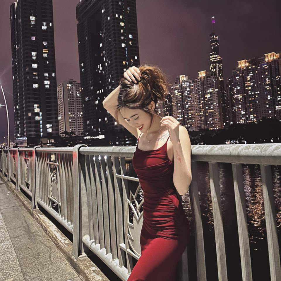 Sở hữu gương mặt khả ái, nụ cười rạng rỡ, Ái Thy khiến dân mạng tranh cãi khi đến “Bạn muốn hẹn hò” kiếm chồng. Một số bình luận còn cho rằng, cô gái Tây Nguyên tham gia chương trình chỉ vì muốn gây chú ý.