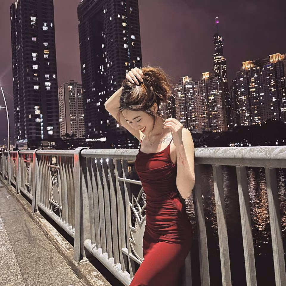 Sở hữu gương mặt khả ái, nụ cười rạng rỡ, Ái Thy khiến dân mạng tranh cãi khi đến “Bạn muốn hẹn hò” kiếm chồng. Một số bình luận còn cho rằng, cô gái Tây Nguyên tham gia chương trình chỉ vì muốn gây chú ý.