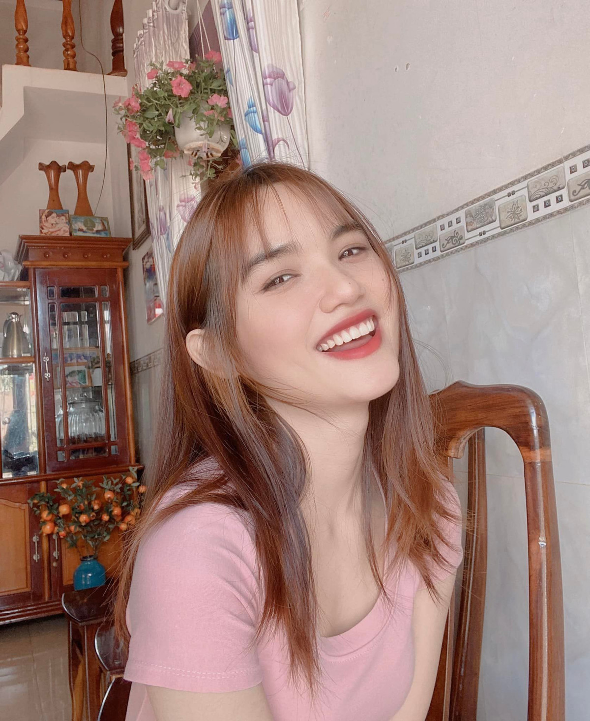 Ái Thy từng tự giới thiệu: “Ngoại hình xinh xắn, nói chuyện khéo léo, tự tin, tính cách trẻ trung. Thy là con út nhưng thích nấu ăn, thích đi shopping… Cô muốn quen một người đang sống ở Sài Gòn để có động lực rời Buôn Ma Thuột, xuống đây làm việc”.