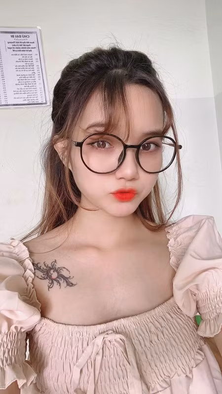 Tuy nhiên, vì một vài mối quan hệ rắc rối, mối duyên có được nhờ “Bạn muốn hẹn hò” của Ái Thy đã tan vỡ. Cuộc sống của cô có nhiều xáo trộn khi một lần nữa trở thành tâm điểm chú ý.