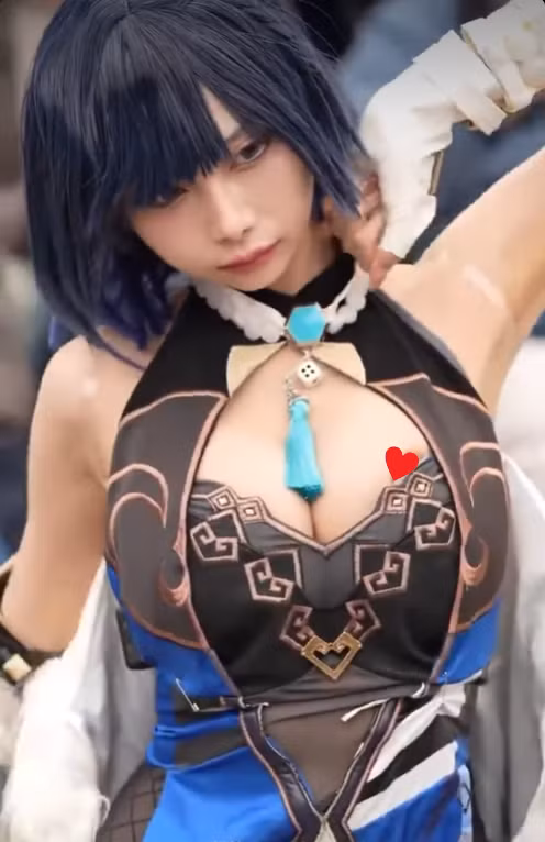 Câu chuyện sẽ không có gì đáng chú ý, nếu như trong quá trình tạo dáng, nữ coser này không “nhập tâm quá mức”, đến nỗi không nhận ra chiếc áo của bản thân đang “tụt dần”, để hở luôn cả bộ phận nhạy cảm ra bên ngoài.