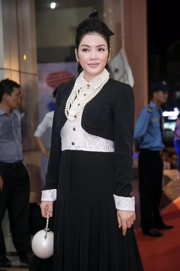 Ly Nha Ky bi che catwalk nhu di cho, mac vay nhu mang bau-Hinh-6