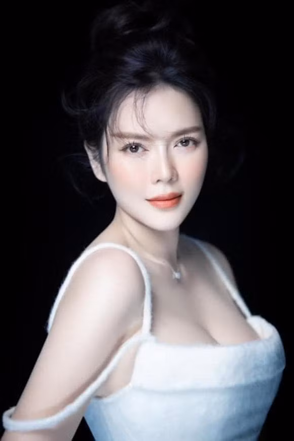 Ly Nha Ky bi che catwalk nhu di cho, mac vay nhu mang bau