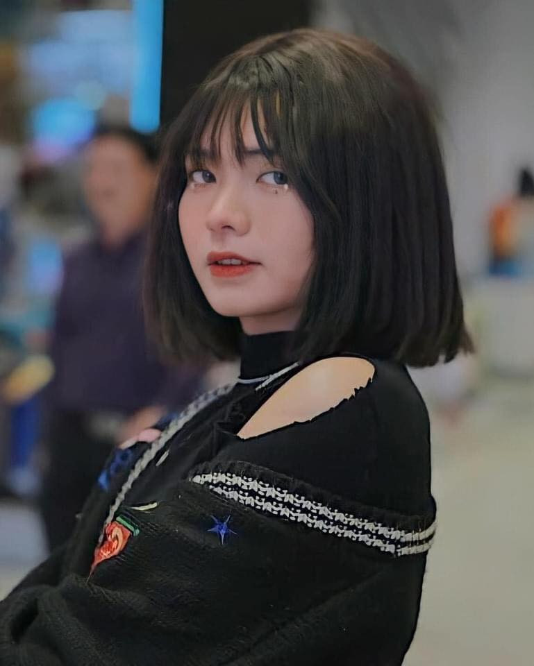 Mới đây, mạng xã hội Việt Nam đang chia sẻ rầm rộ về môt cô gái xinh đẹp, sở hữu làn da trắng bóc, đôi mắt to tròn, chiếc mũi cao.