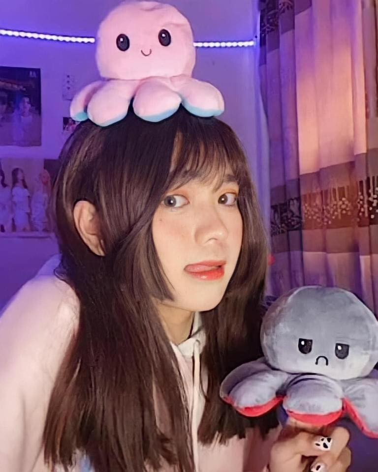 Theo tìm hiểu, chàng trai giả gái này có tên Jimmy, là một ngôi sao nổi tiếng trên nhiều trang mạng xã hội như TikTok, Instagram hay Facebook.