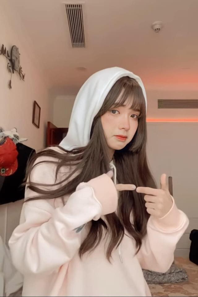 Để chứng minh mình là con trai, Jimmy từng phải cởi đồ trên sóng livestream.