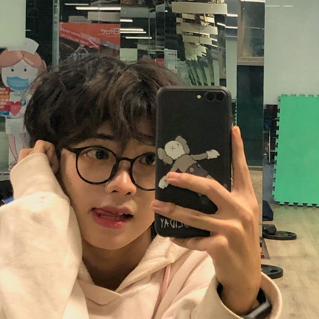 Ban đầu, nhiều người hâm mộ không tin rằng anh chàng này là giới tính nam, mặc dù điều này được Jimmy khẳng định nhưng các fans vẫn coi là trò đùa.