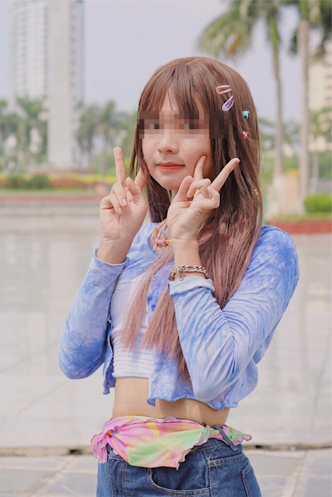 Hình ảnh của Jimmy giả gái lập tức khiến MXH gây chú ý. Thậm chí, một số chàng trai còn không ngừng tìm kiếm thông tin của anh chàng này.