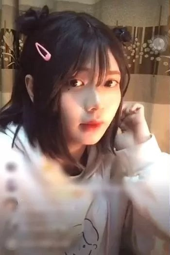 Cuối cùng, Jimmy đành phải xác nhận giới tính bằng việc đăng những bức ảnh về đúng giới tính của mình, thậm chí là cởi áo trên sóng livestream trực tiếp.