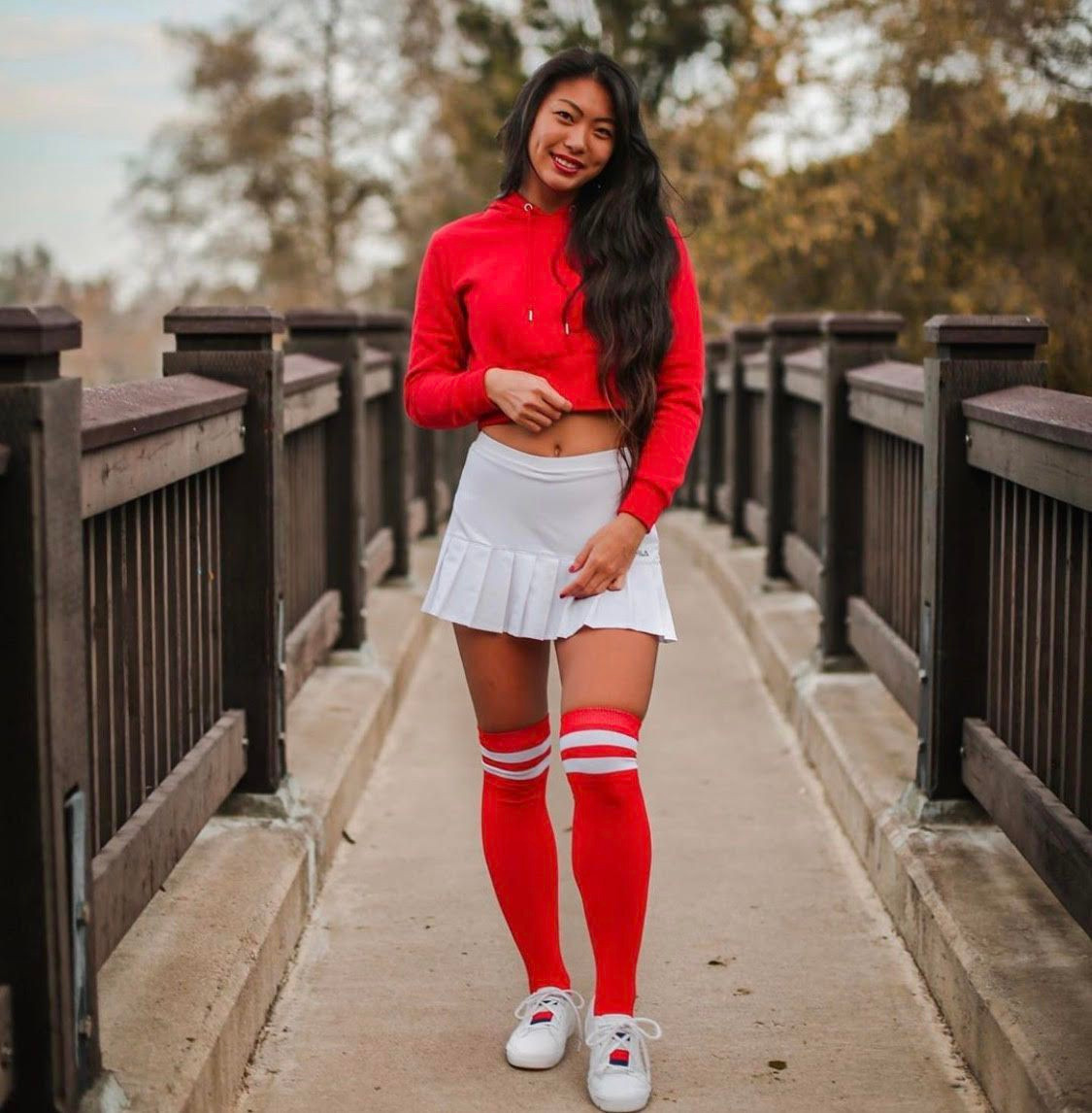 Chia sẻ về chuyện ăn mặc của mình, nữ golf thủ Isabelle Shee từng nói: "Ít nhất đó là một sự trải nghiệm thú vị của riêng cá nhân. Tôi chắc chắn mình sẽ là một người chơi golf gây tranh cãi nếu không mặc những bộ quần áo theo kiểu truyền thống. Tôi luôn bị nhìn chằm chằm, bị đuổi khỏi các CLB vì mặc những chiếc váy ngắn, còn tất thì dài.".