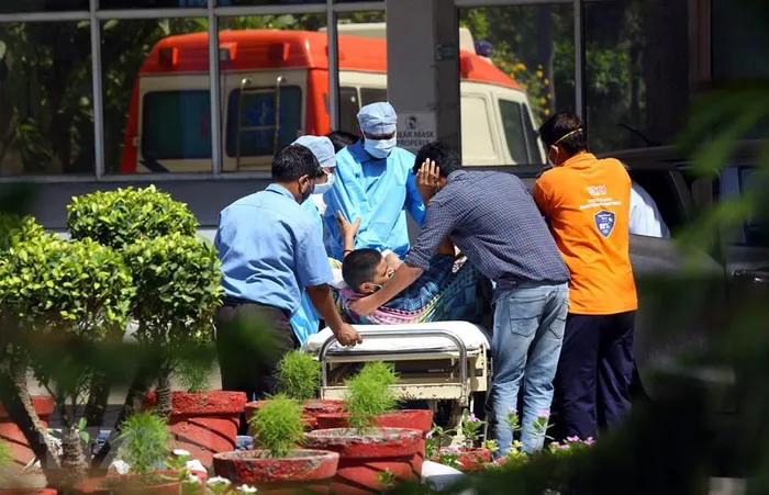 Chuyển bệnh nhân COVID-19 vào một bệnh viện ở New Delhi, Ấn Độ, ngày 24/4/2021. (Ảnh: THX/TTXVN)