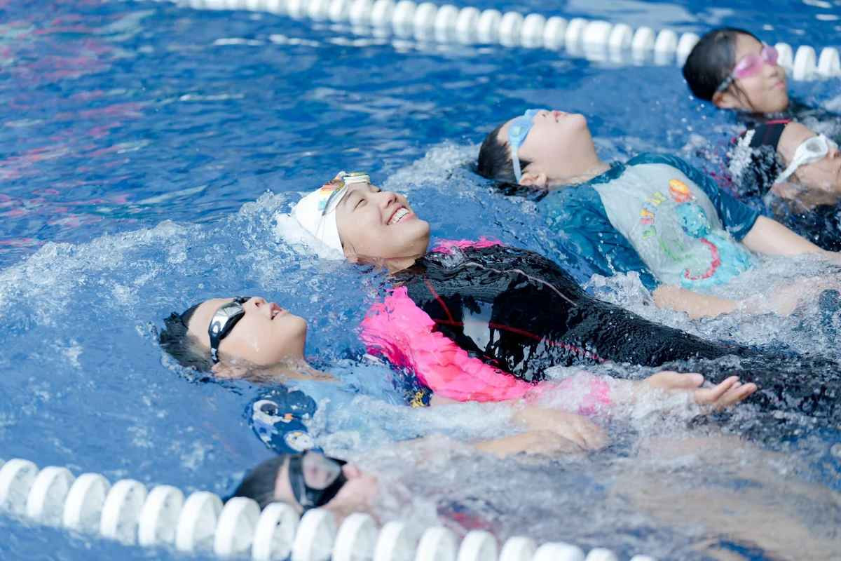 “Sau khi giải nghệ môn bơi, Viên lựa chọn dạy bơi cho các bạn nhỏ. Viên sẽ dùng những kinh nghiệm và kỹ năng của mình để dạy bơi, truyền cảm hứng cho các bạn nhỏ. Viên muốn ai cũng muốn bơi lội. Từ đó mình có thể tìm kiếm ra tài năng mới cho thể thao Việt Nam”, Ánh Viên chia sẻ về cuộc sống hiện tại.