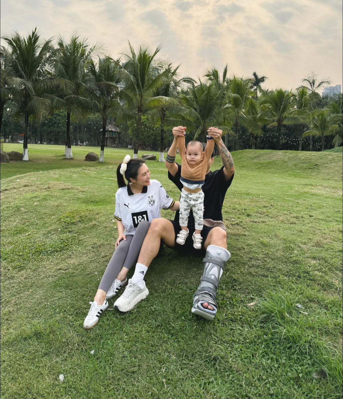 Sau đó trong chiều cùng ngày, vợ chồng Đoàn Văn Hậu tranh thủ thực hiện một bộ ảnh gia đình tại công viên. Cả hai lộ rõ niềm hạnh phúc khi dành thời gian bên quý tử. Nam cầu thủ hào hứng chia sẻ trên trang cá nhân: "Bố mẹ đưa em Lúa đi dạo".