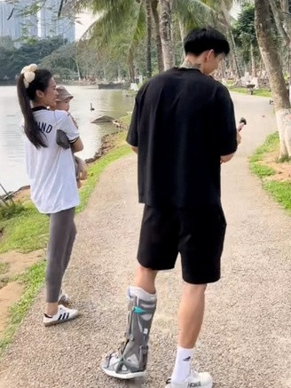 Nhiều người hâm mộ nhận ra và không bỏ lỡ cơ hội chụp hình cùng Đoàn Văn Hậu. Trong khi đó, Doãn Hải My thể hiện sự tinh tế khi chủ động bế con, tạo điều kiện để chồng thoải mái giao lưu với khán giả.