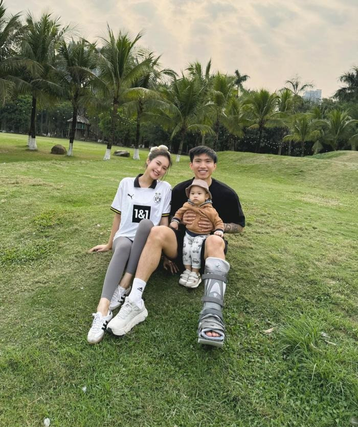 Dù là vợ cầu thủ nổi tiếng, Doãn Hải My vẫn giữ phong cách giản dị khi đi chơi cùng gia đình, ưu tiên sự thoải mái để có thể tận hưởng trọn vẹn khoảnh khắc bên con trai và Đoàn Văn Hậu.