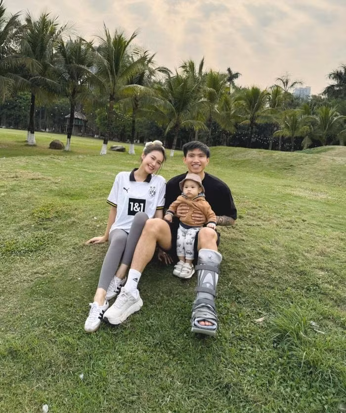 Dù là vợ cầu thủ nổi tiếng, Doãn Hải My vẫn giữ phong cách giản dị khi đi chơi cùng gia đình, ưu tiên sự thoải mái để có thể tận hưởng trọn vẹn khoảnh khắc bên con trai và Đoàn Văn Hậu.