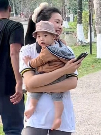 Chiều 20/3, một số khán giả vô tình bắt gặp vợ chồng Đoàn Văn Hậu đưa con trai đi chơi ở một công viên ngoại thành Hà Nội.