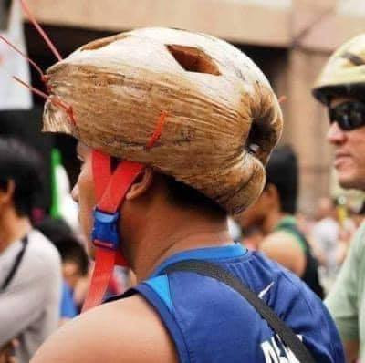 Mới đây trên mạng xã hội, các netizen lại được dịp cười "ná thở" khi loạt ảnh về những chiếc mũ bảo hiểm bá đạo lại một lần nữa xuất hiện.