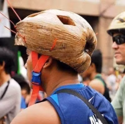 Mới đây trên mạng xã hội, các netizen lại được dịp cười "ná thở" khi loạt ảnh về những chiếc mũ bảo hiểm bá đạo lại một lần nữa xuất hiện.