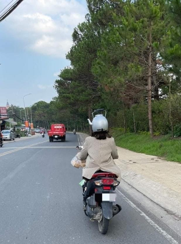 Nếu nhìn không kĩ nhiều người hẳn tưởng đây là một phép thuật. Nhưng thật ra đây là mũ bảo hiểm hình chiếc ấm đun nước.