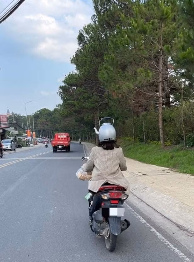 Nếu nhìn không kĩ nhiều người hẳn tưởng đây là một phép thuật. Nhưng thật ra đây là mũ bảo hiểm hình chiếc ấm đun nước.