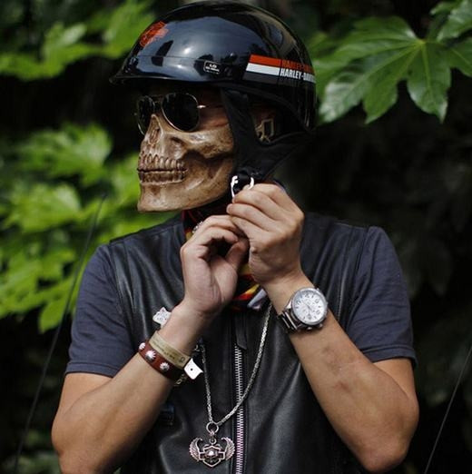 Chứng kiểm chiếc mũ bảo hiểm này ra đường, chắc hẳn ai đi bên cạnh cũng được phen thót tim và phải dụi mắt nhìn lại.