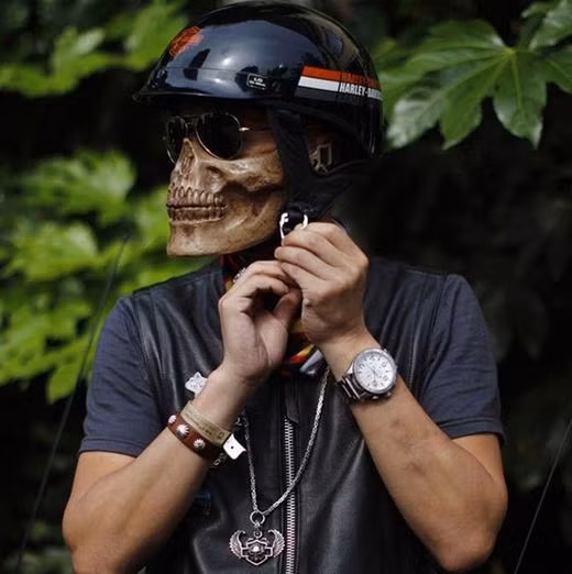 Chứng kiểm chiếc mũ bảo hiểm này ra đường, chắc hẳn ai đi bên cạnh cũng được phen thót tim và phải dụi mắt nhìn lại.