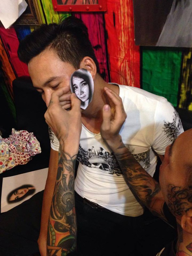 Trước đây, dân tình cũng từng được chiêm ngưỡng những tác phẩm tattoo nghệ thuật khác vô cùng đặc biệt trên cơ thể những ông chồng si tình và cho thấy độ chịu chơi của họ cũng thuộc hàng "không phải dạng vừa đâu".