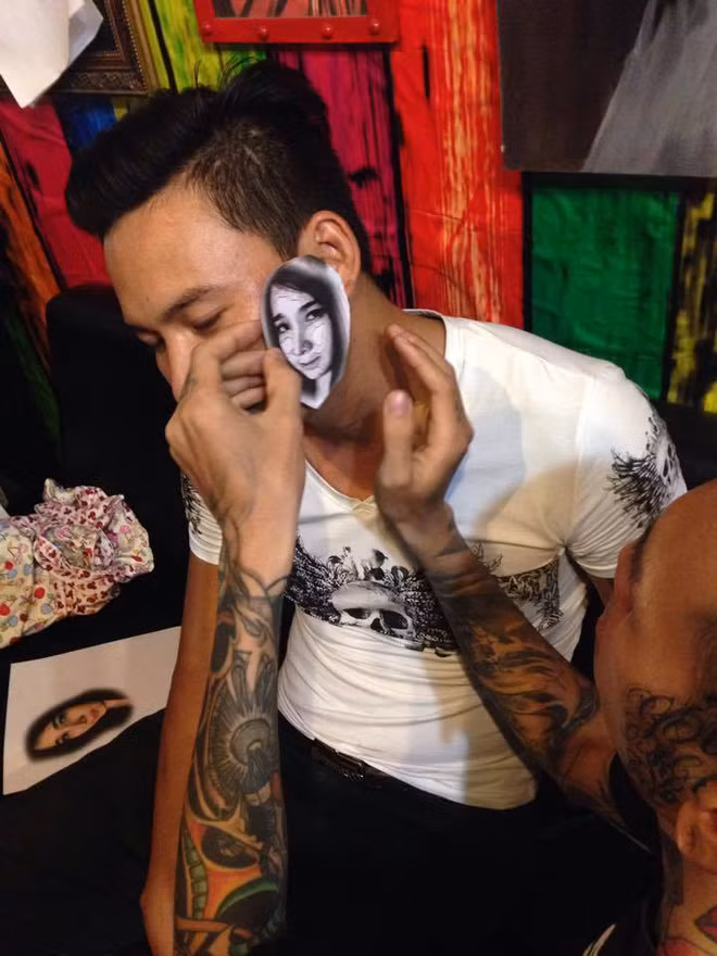 Trước đây, dân tình cũng từng được chiêm ngưỡng những tác phẩm tattoo nghệ thuật khác vô cùng đặc biệt trên cơ thể những ông chồng si tình và cho thấy độ chịu chơi của họ cũng thuộc hàng "không phải dạng vừa đâu".