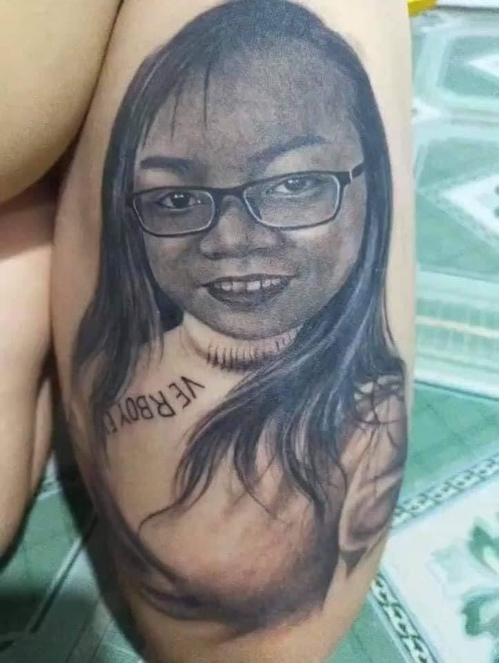 Cũng giống như bao mối tình mặn nồng khác, nam thanh niên trong câu chuyện này đã chọn cách lưu giữ tình yêu bằng việc in nguyên gương mặt vợ lên cơ thể.