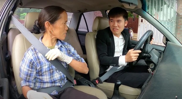 Dù nội dung không có gì cao siêu khi chỉ xoay quanh những món ăn siêu to khổng lồ như: Trà sữa khổng lồ, đĩa cá viên chiên khổng lồ, nồi lẩu siêu cay khổng lồ… nhưng Bà Tân Vlog vẫn gây được sức hút lớn và đạt nhiều kỉ lục.