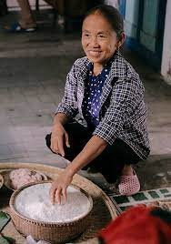 Hay lần khác khi thử làm bánh bông lan trứng muối, bà Tân bị 1 người thợ làm bánh phốt vì quá trình chưa đúng và có vẻ gian dối với kết quả cuối cùng.