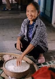 Hay lần khác khi thử làm bánh bông lan trứng muối, bà Tân bị 1 người thợ làm bánh phốt vì quá trình chưa đúng và có vẻ gian dối với kết quả cuối cùng.